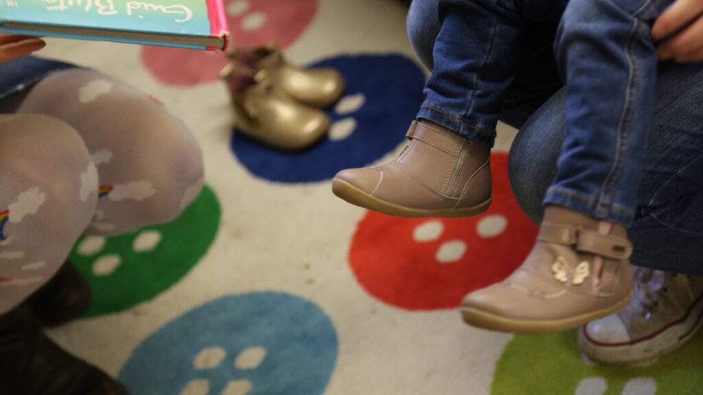 Childrens' shoe fitting 