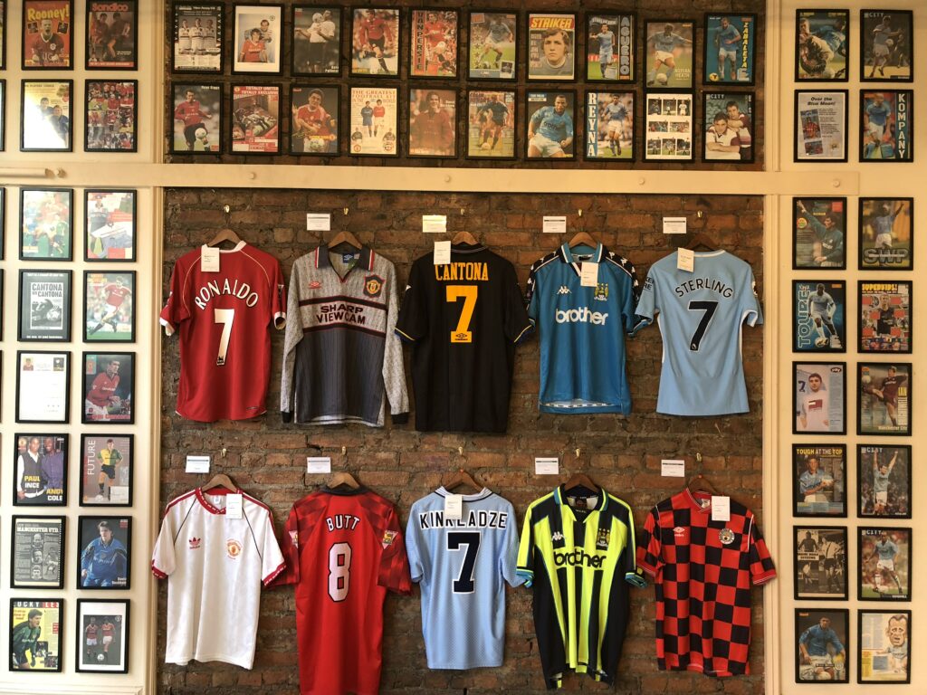 经典的足球衬衫衬衫和艺术画廊