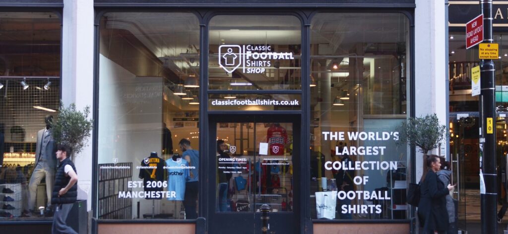 经典的足球衫在曼彻斯特的店面